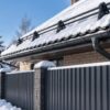 как защитить забор от снега с крыши